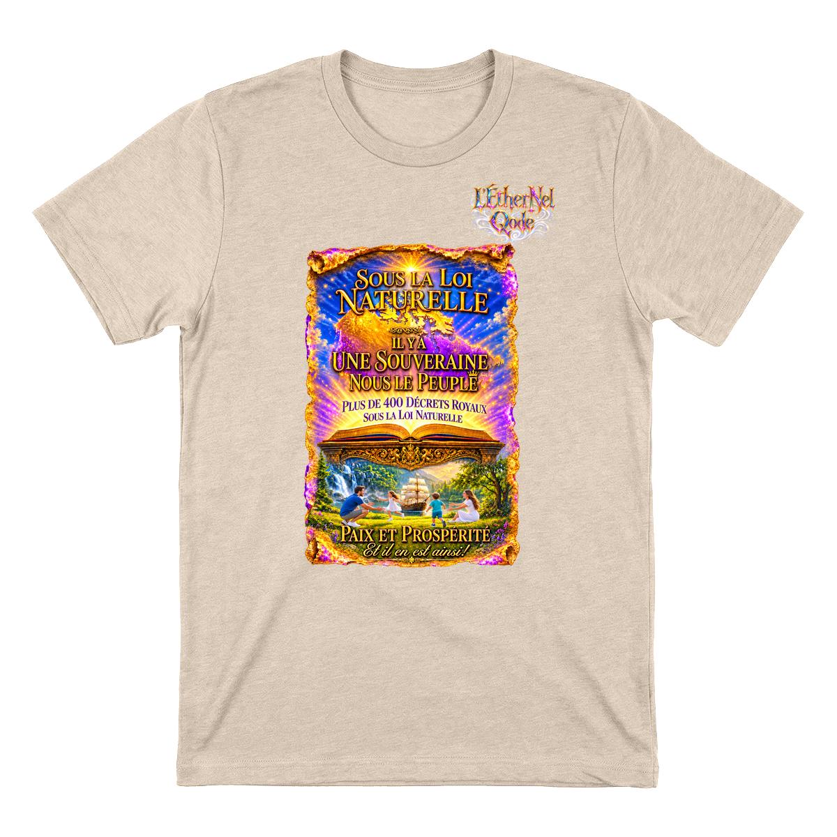 Vue avant d’un t-shirt montrant une famille en joie avec des Décrets Royaux écrits par une Guide bienveillante.