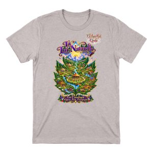 Vue avant d'un t-shirt montrant un éco-village avec des maisons rondes, des jardins fertiles, des rivières pures et des montagnes lumineuses.