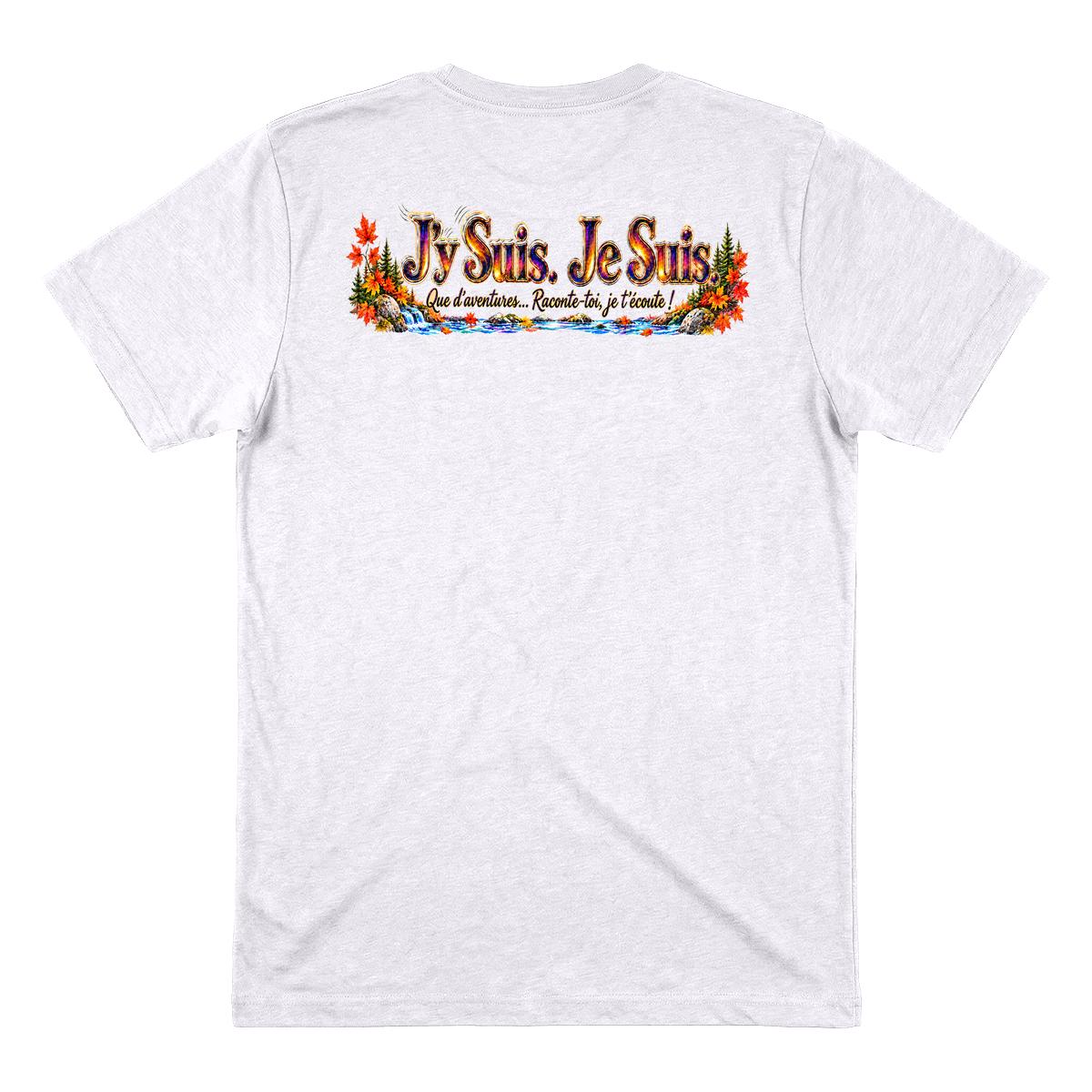 Vue arrière d’un t-shirt blanc avec le texte « J’y Suis. Je Suis. » et « Que d’aventures… Raconte-toi, je t’écoute ! »