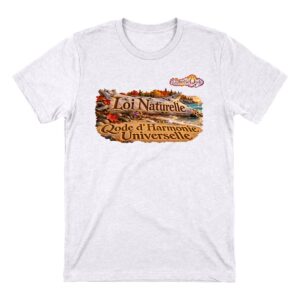 Vue avant d’un t-shirt blanc avec le visuel « Loi Naturelle – Qode d’Harmonie Universelle », paysage d’automne et clé dorée et violette.